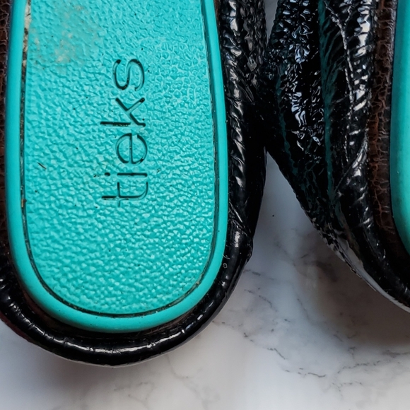 Tieks obsidian black croc patent leather ballet flats with box and flower - Picture 12 of 17